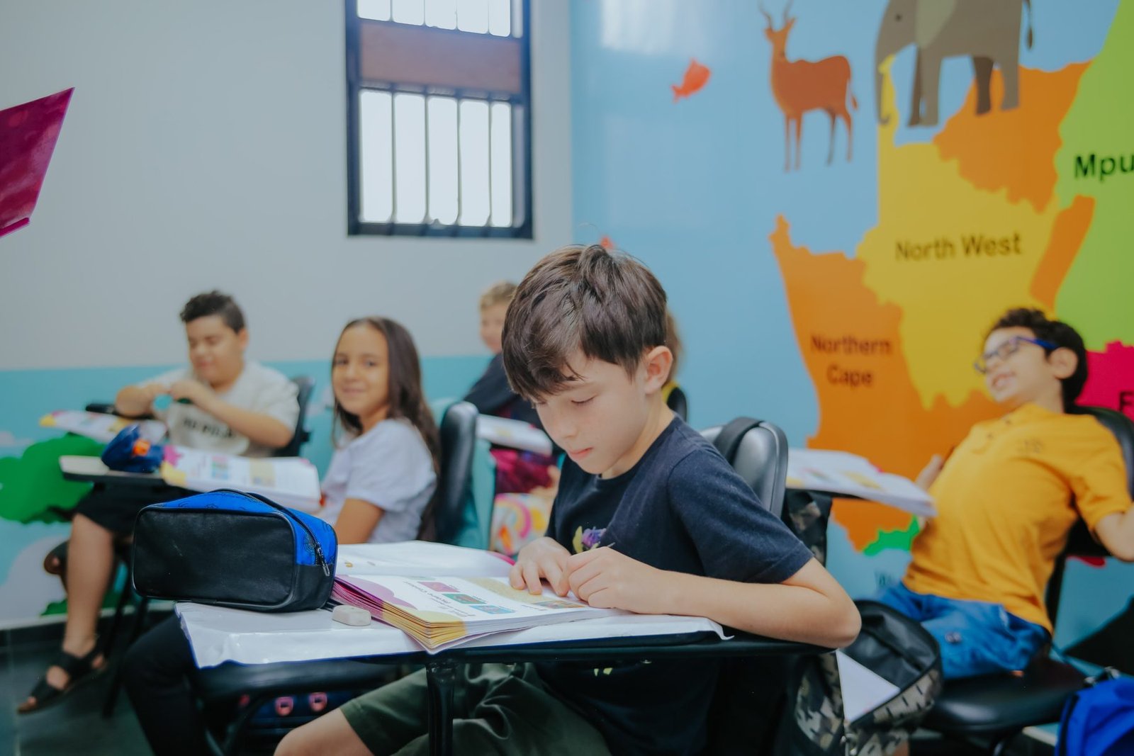 Turma Kids estudando juntos na sala de aula