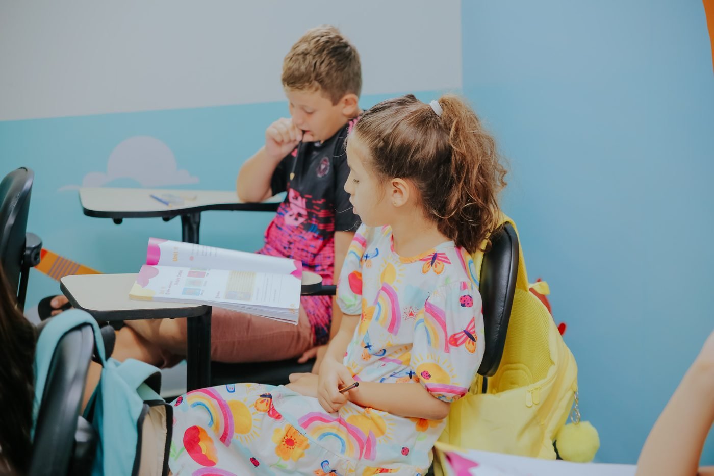 Alunos da turma Kids estudando na sala colorida