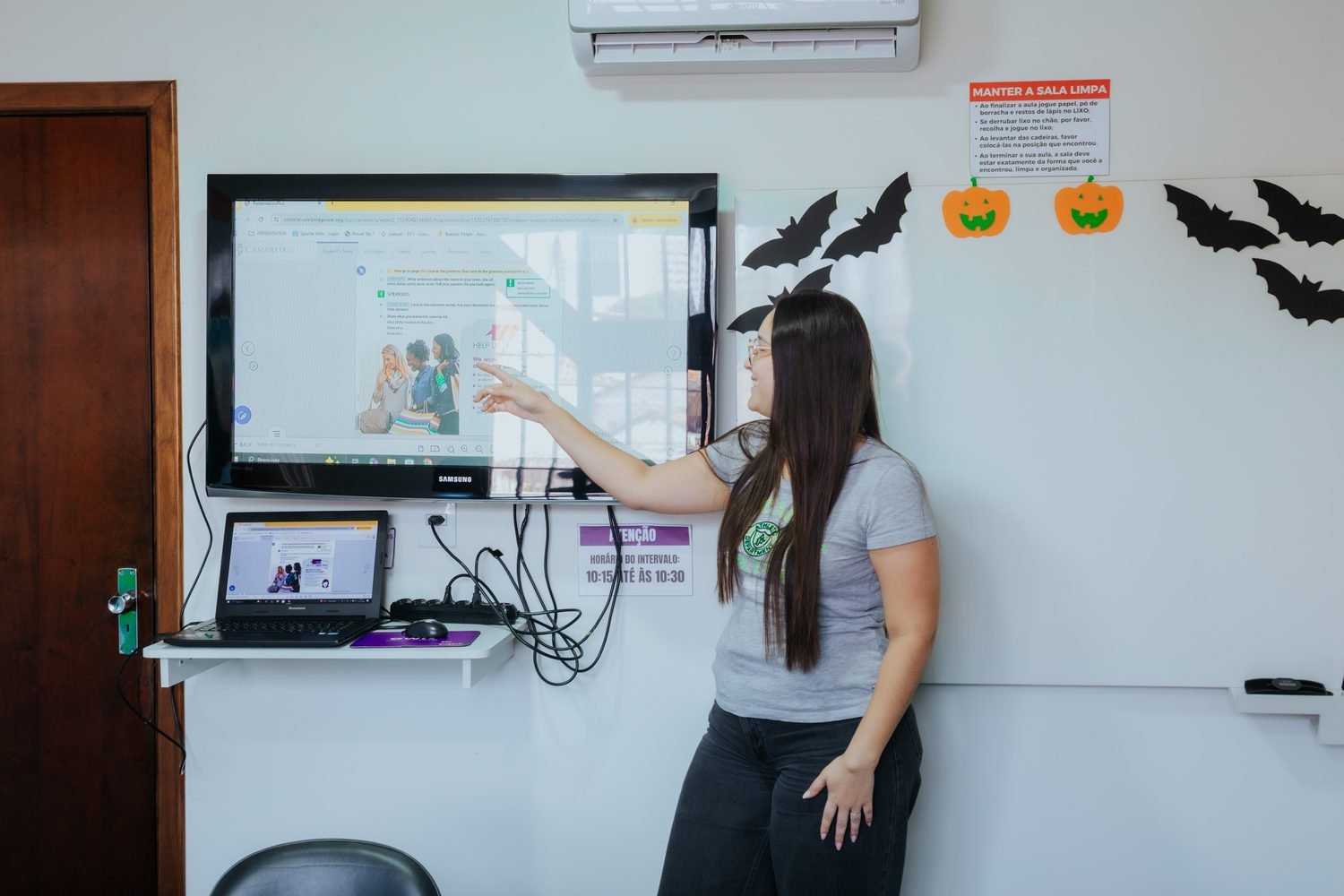 Professora da equipe usando o material Cambridge em sala de aula